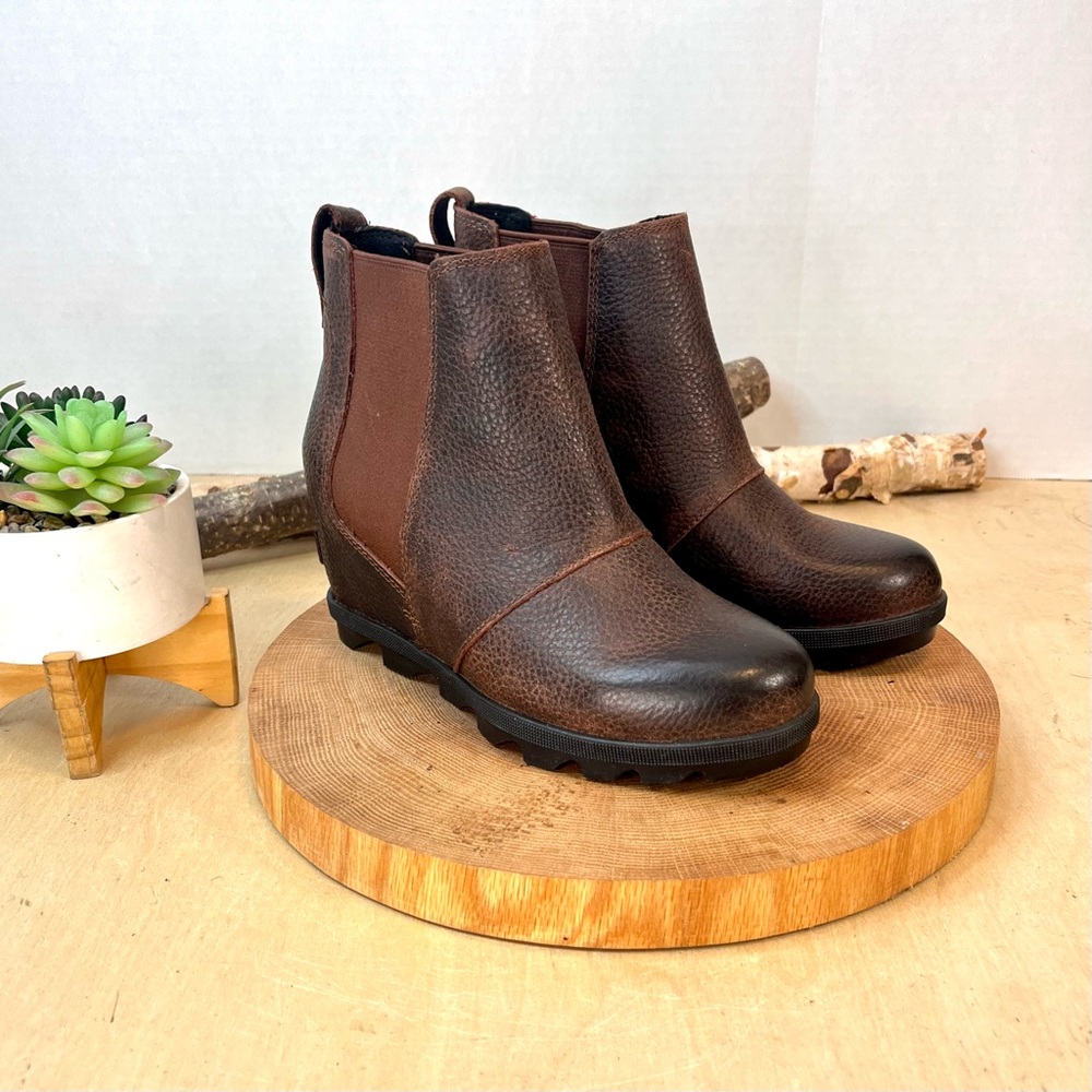 Sorel Joan of Arctic Wedge Chelsea Boots – Brown Pebbled Leather, Size 7